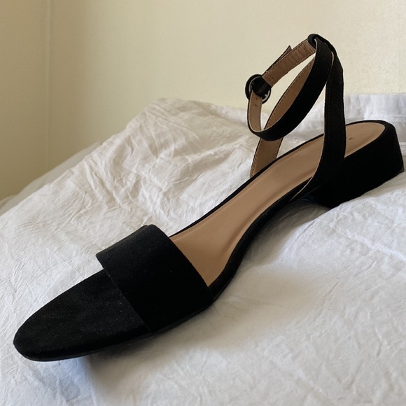 Black strapped short heel Sandal, Size 9 - Picture 3 of 6